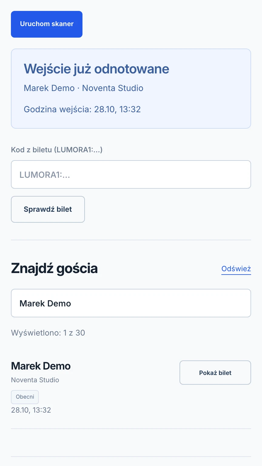 Rzeczywisty widok recepcji: weryfikacja biletu i wyszukiwanie gościa